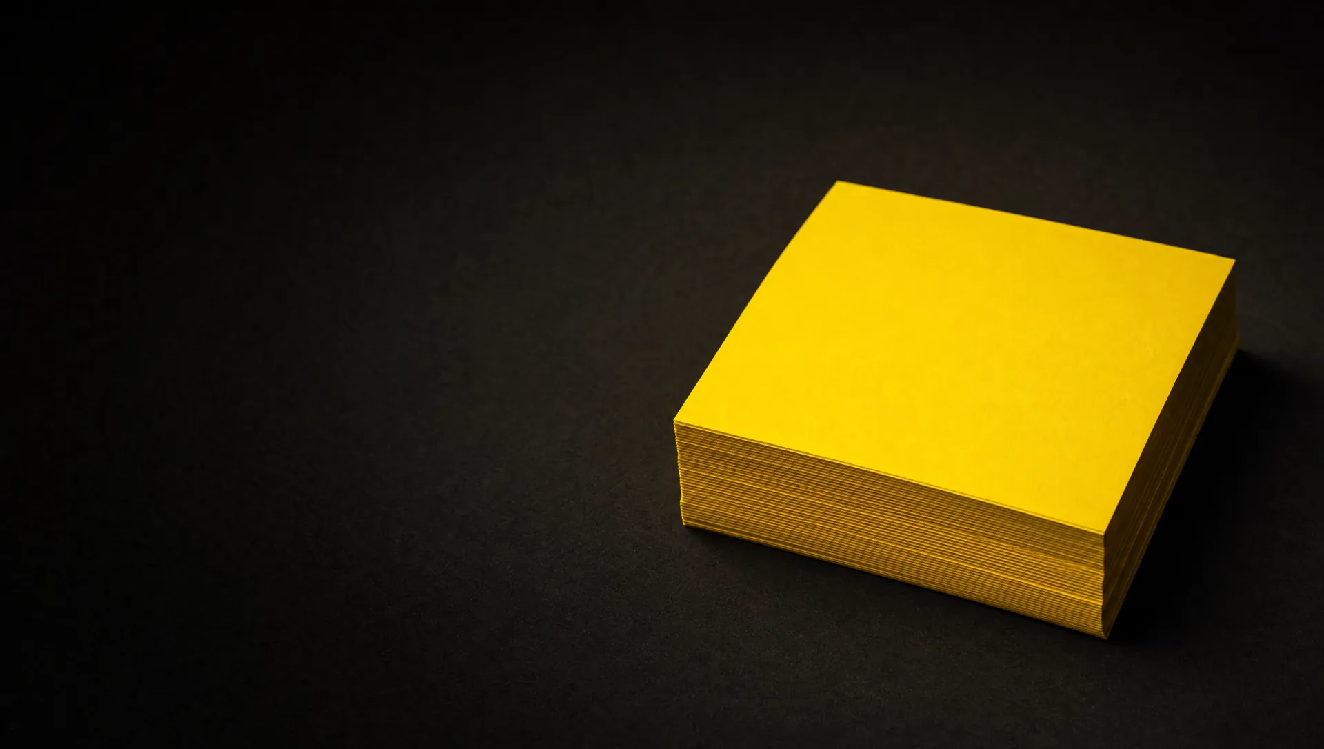 Mesa de trabajo de Vysiblex con material de marca en amarillo