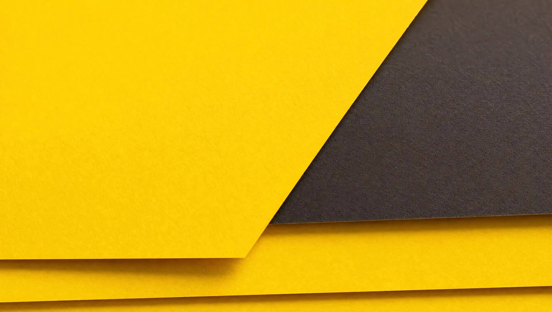 Hojas de papel amarillo y tinta superpuestas en diagonal